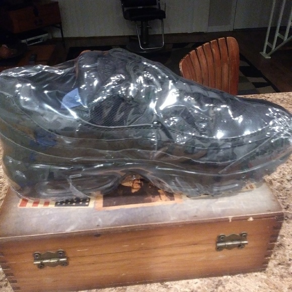 All different kinds of of tennis shoes - Picture 5 of 8